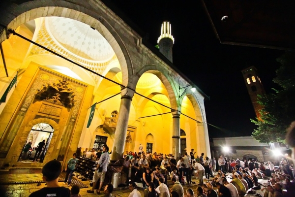 Vjernici napunili džamije u noći Lejletu-l-Kadr