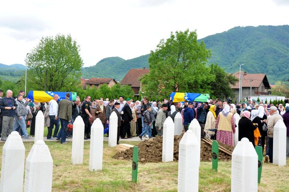 Osma kolektivna dženaza u Bratuncu: ukopano još šest civilnih žrtava ratnih zločina u Bratuncu