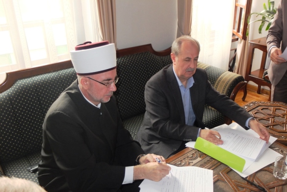 Potpisani ugovori o obnovi porušenih i oštećenih vjerskih i infrastrukturnih objekata u džematima na području medžlisa Zvornik, Bratunac, Srebrenik i Kalesija