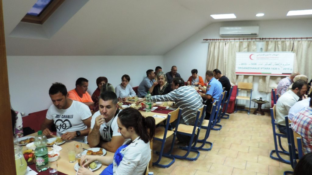 Iftar za stotinu postača u Mektebskom centru u Bijeljini