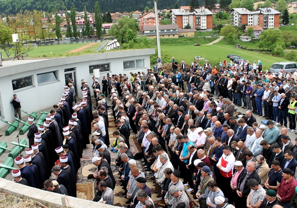 Kolektivna dženaza u Vlasenici: Na mezarju Rakita ukopano 14 žrtava
