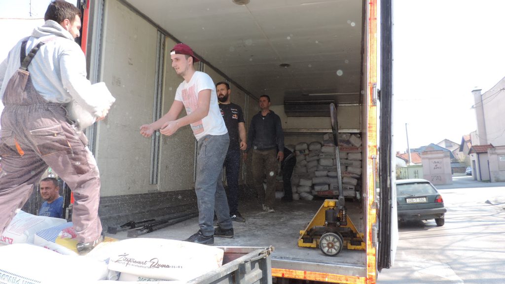 MIZ Bijeljina prikupio preko 30 tona brašna za izbjeglice iz Sirije koje borave u Turskoj