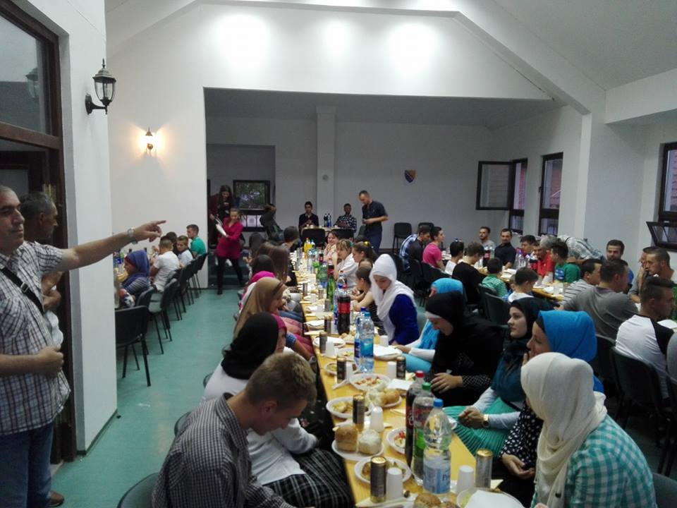 Iftar za omladinu i druženje sa profesorom Samedinom Kadićem