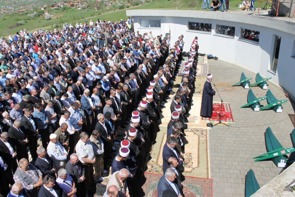 Kolektivna dženaza u Vlasenici: Na šehidskom mezarju Rakita ukopano 8 žrtava