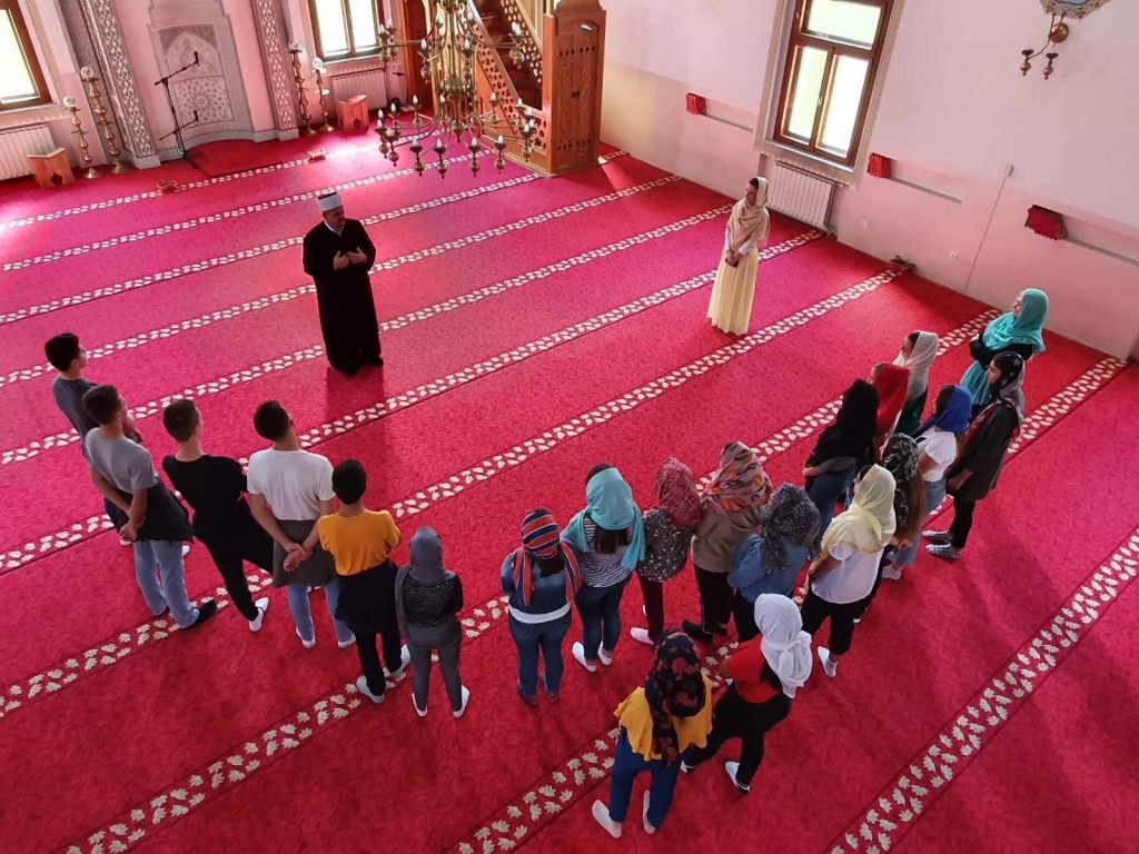 Bijeljinski gimnazijalci zasadili ružu u haremu Sultan Sulejmanove Atik džamije (FOTO)