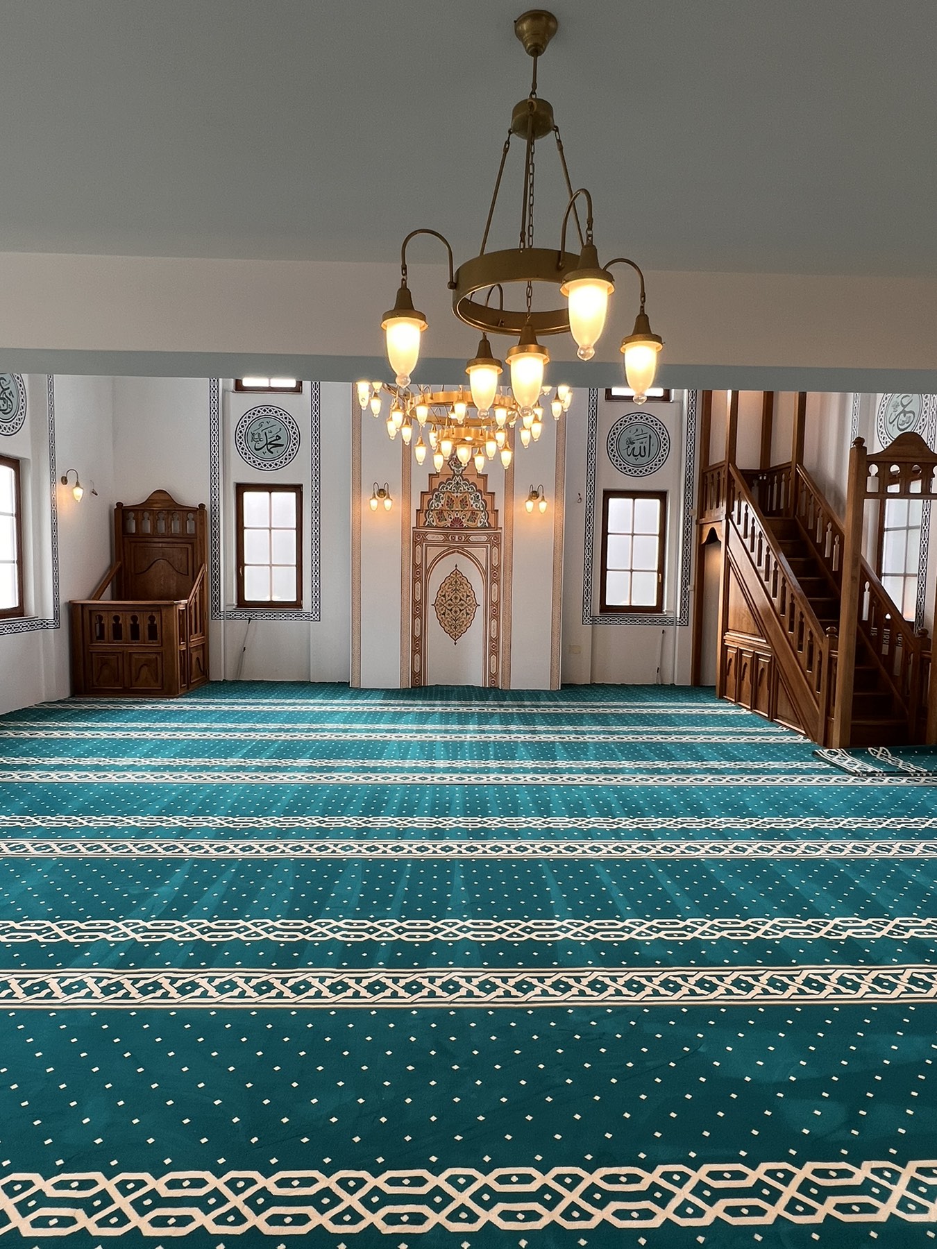 Poštovane džematlije, vakifi i donatori – Izvještaj za Projekat nabavke i ugradnje tepiha i lustera u džamiji Ahmed-age Krpića