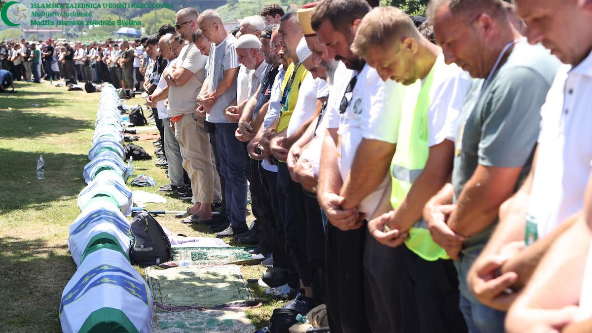 Potočari: Klanjana dženaza i obavljen ukop za 14 žrtava genocida